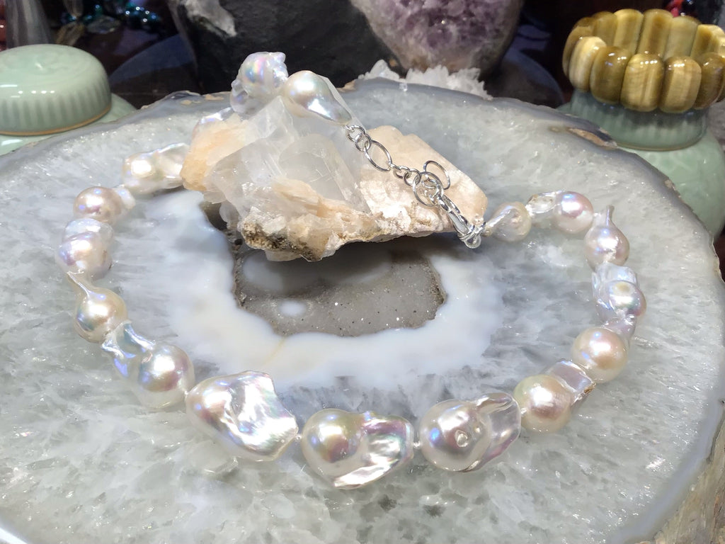 Beautiful Large white Natural Baroque pearl necklace